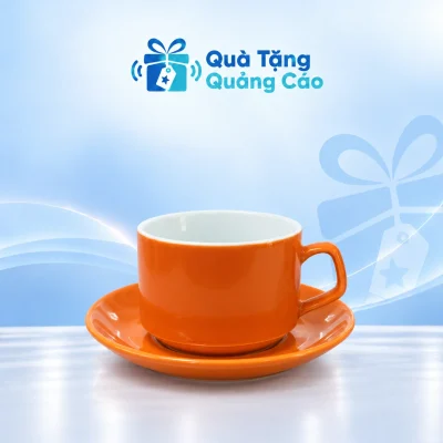 Cốc cà phê 250 ml kèm đĩa màu cam trên nền Quà Tặng Quảng Cáo