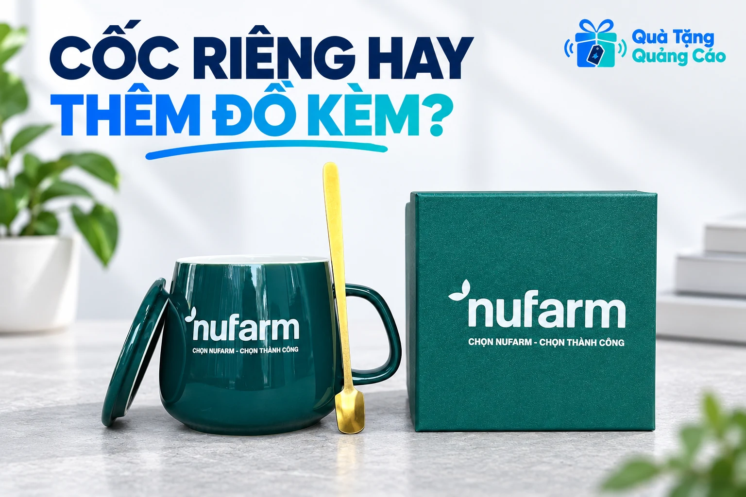 Cốc xanh nufarm cùng nắp, muỗng vàng và hộp kín đúng các món nhìn thấy trong ảnh nguồn