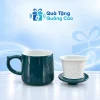 Cốc sứ lọc trà xanh cổ vịt cùng lõi lọc trắng và nắp trên nền Quà Tặng Quảng Cáo