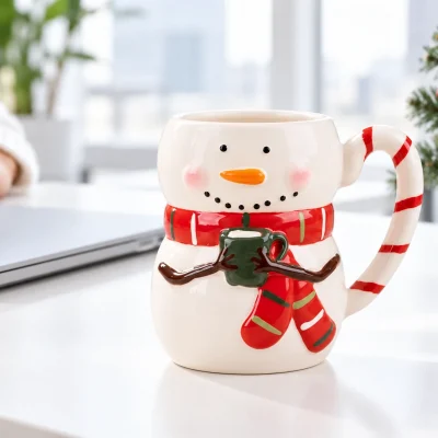Minh họa cốc người tuyết trên bàn làm việc có trang trí Noel
