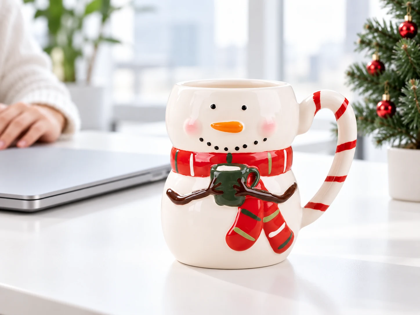 Minh họa cốc người tuyết trên bàn làm việc có trang trí Noel Minh họa cốc người tuyết trên bàn làm việc có trang trí Noel
