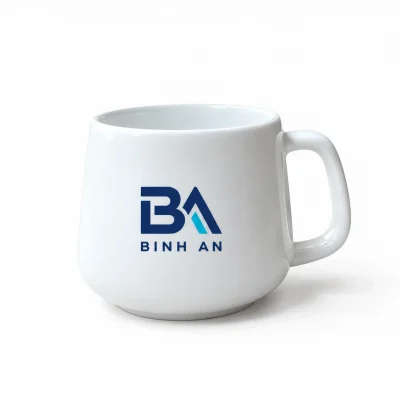 Minh họa biểu tượng BA và tên BINH AN trên mặt thân cốc sứ trắng