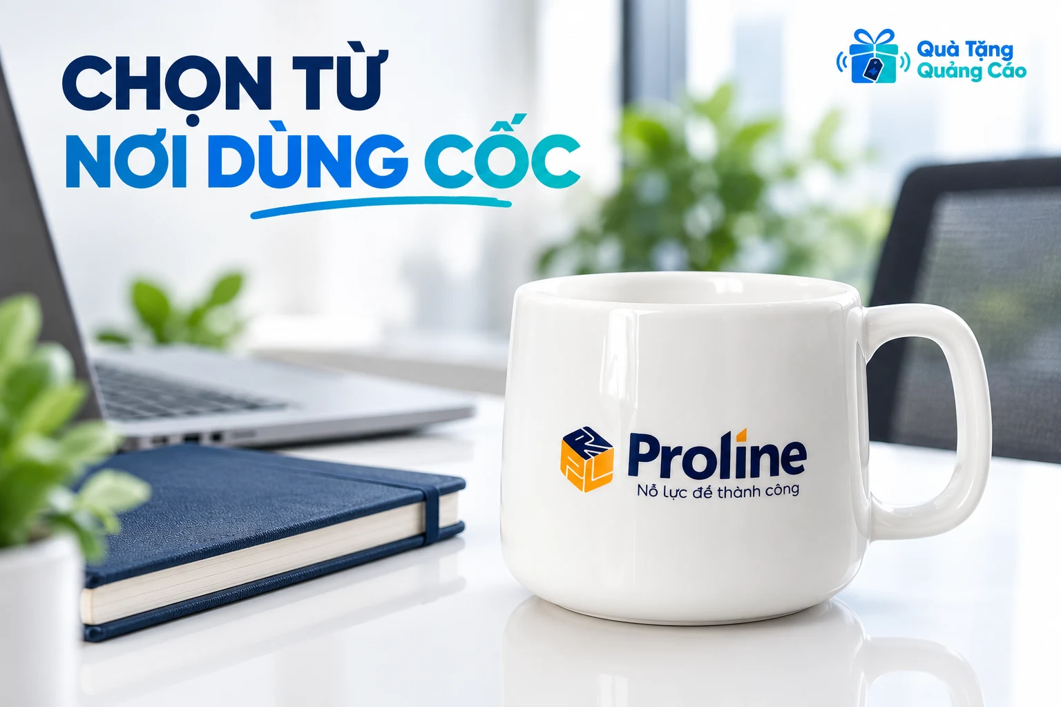 Cốc trắng có quai đặt trên bàn làm việc sáng cùng vật dụng văn phòng trơn