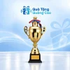 Cúp 1503A cao 54 cm màu vàng có nắp, chân đế đen trên nền xanh nhạt