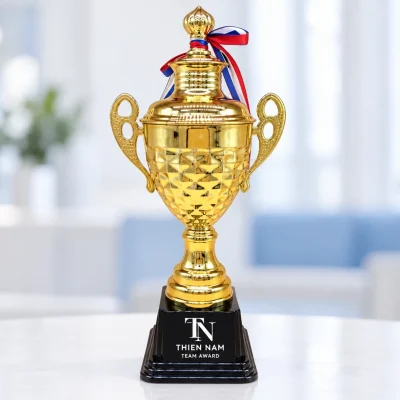 Minh họa chữ trắng TN THIEN NAM TEAM AWARD trên mặt trước đế đen của cúp 1509A