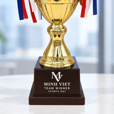 Minh họa chữ trắng MV MINH VIET TEAM WINNER SPORTS DAY trên đế nâu sẫm của cúp 2024A