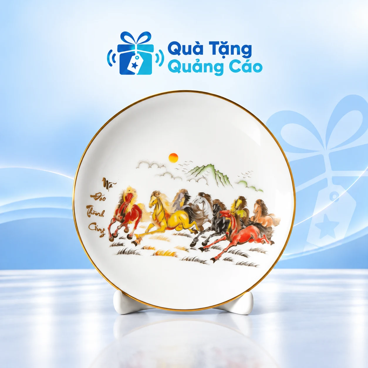 Đĩa biểu trưng 20cm trên nền thương hiệu Minh họa đĩa tròn 20 cm viền màu vàng họa tiết ngựa trên đế sứ trắng, đặt trên nền xanh nhạt