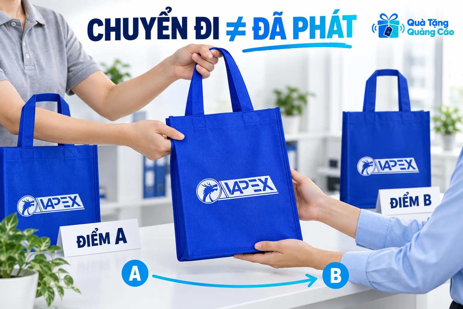 Hai người đối chiếu cùng một mẫu túi giữa điểm A và điểm B