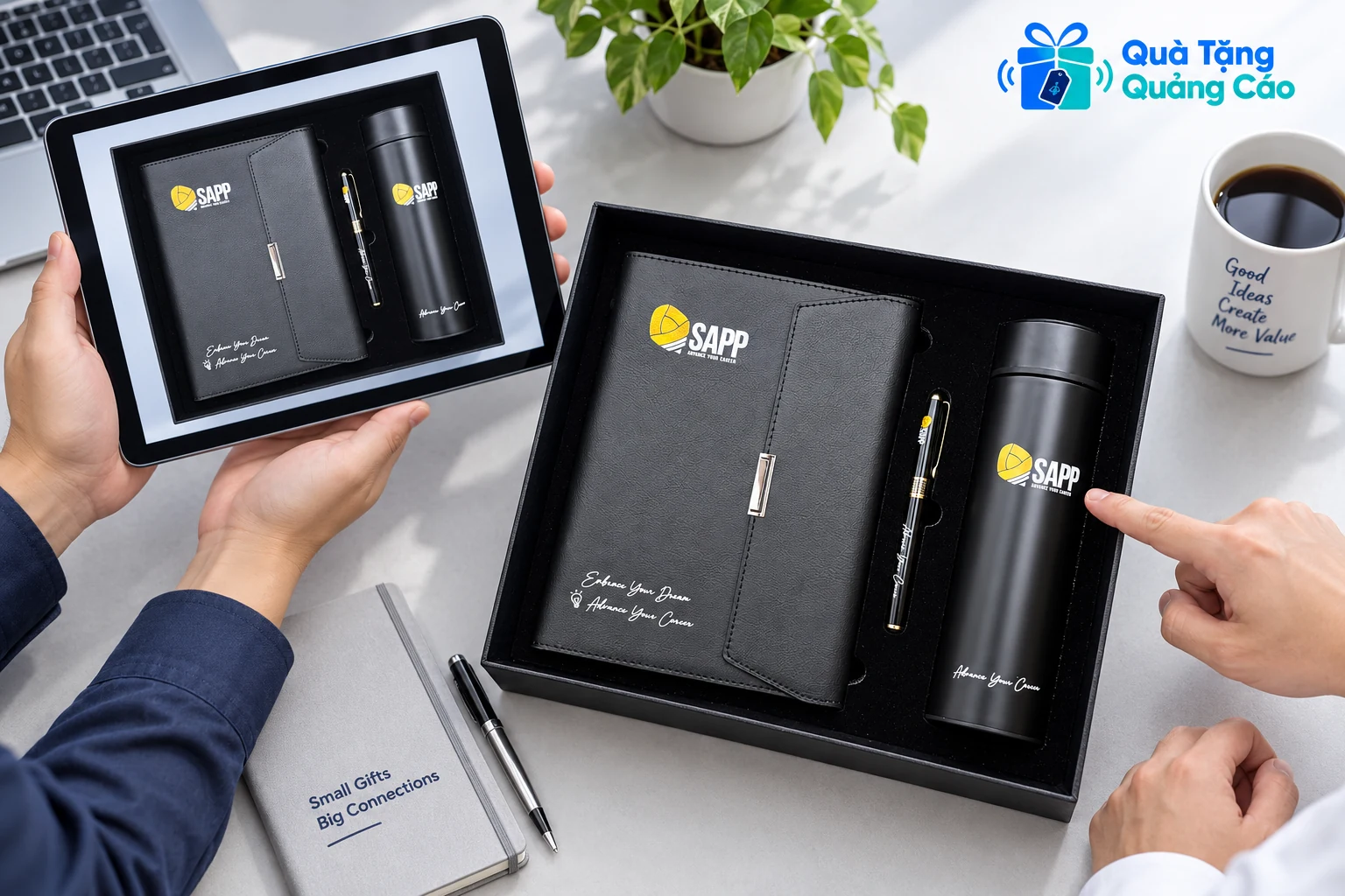 Đối chiếu bộ quà với ảnh tham khảo trên máy tính bảng