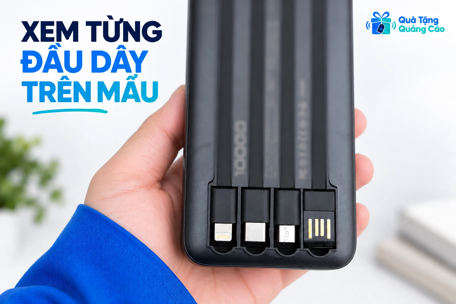 Bốn đầu dây đang cất trong rãnh của một mẫu sạc dự phòng đen