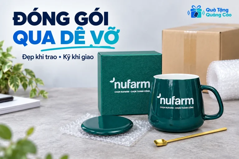 Cốc sứ xanh, nắp và thìa được tách bên hộp quà và vật tư bọc