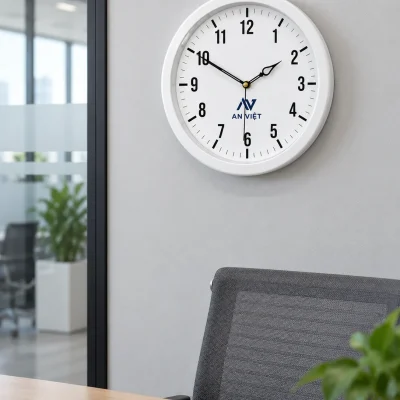 Đồng hồ tròn viền trắng treo trên tường văn phòng sáng