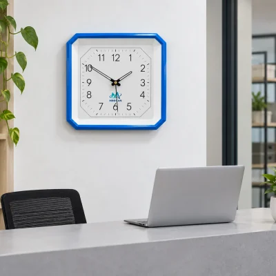 Đồng hồ vuông viền xanh trên tường sáng cạnh quầy làm việc