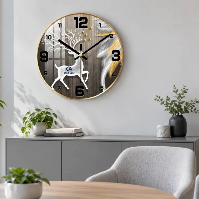 Đồng hồ tròn họa tiết hươu trắng trên tường sáng cạnh ghế tiếp khách