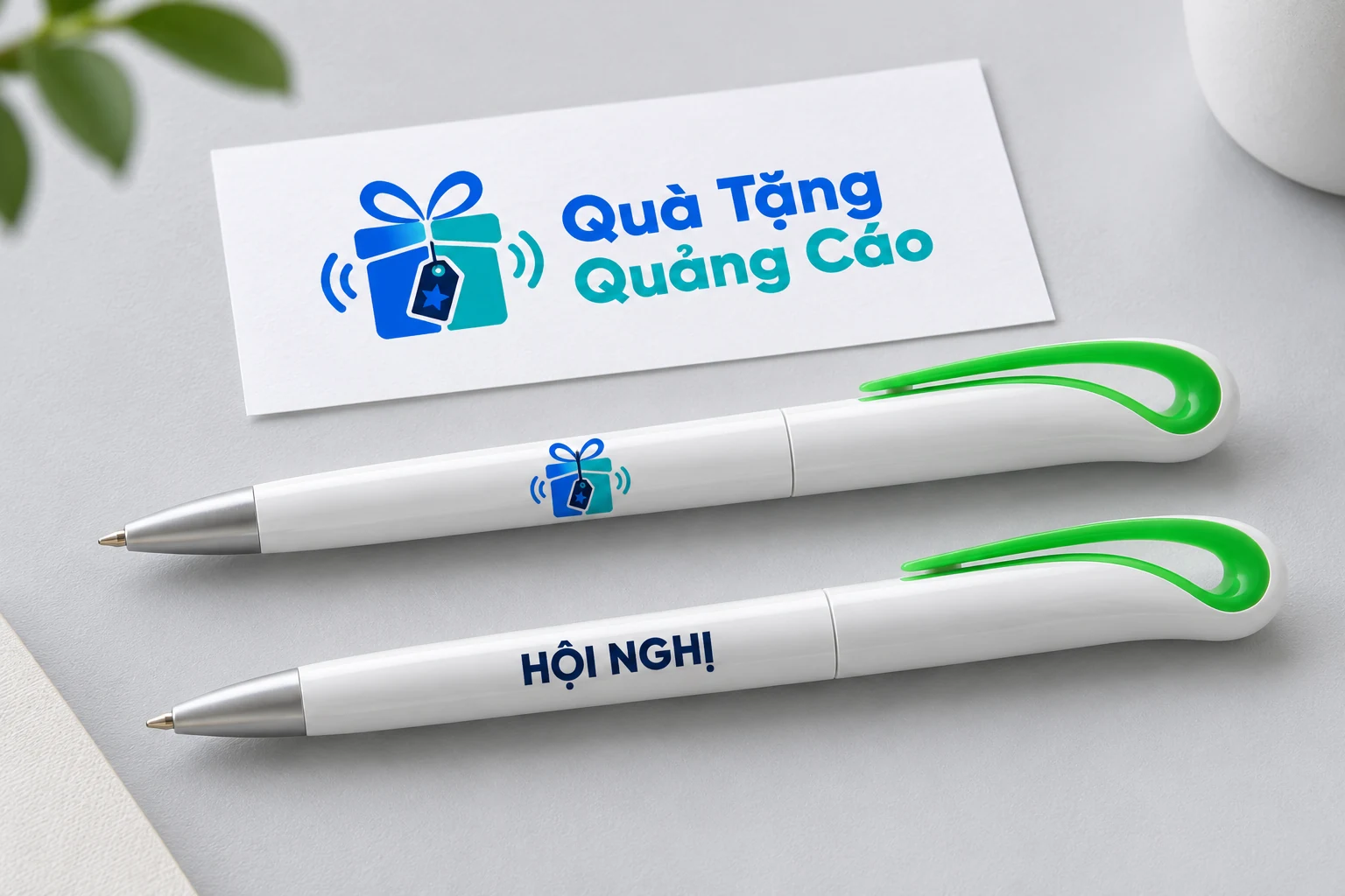 Hai bút trắng có kẹp xanh minh họa biểu tượng và chữ Hội nghị trên thân