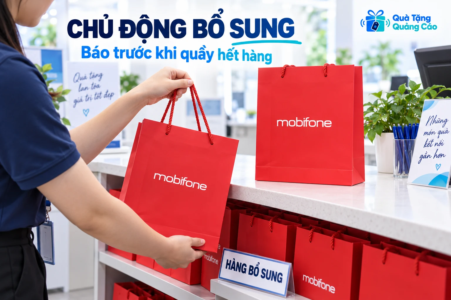 Nhân viên lấy túi quà từ khu hàng bổ sung phía sau quầy