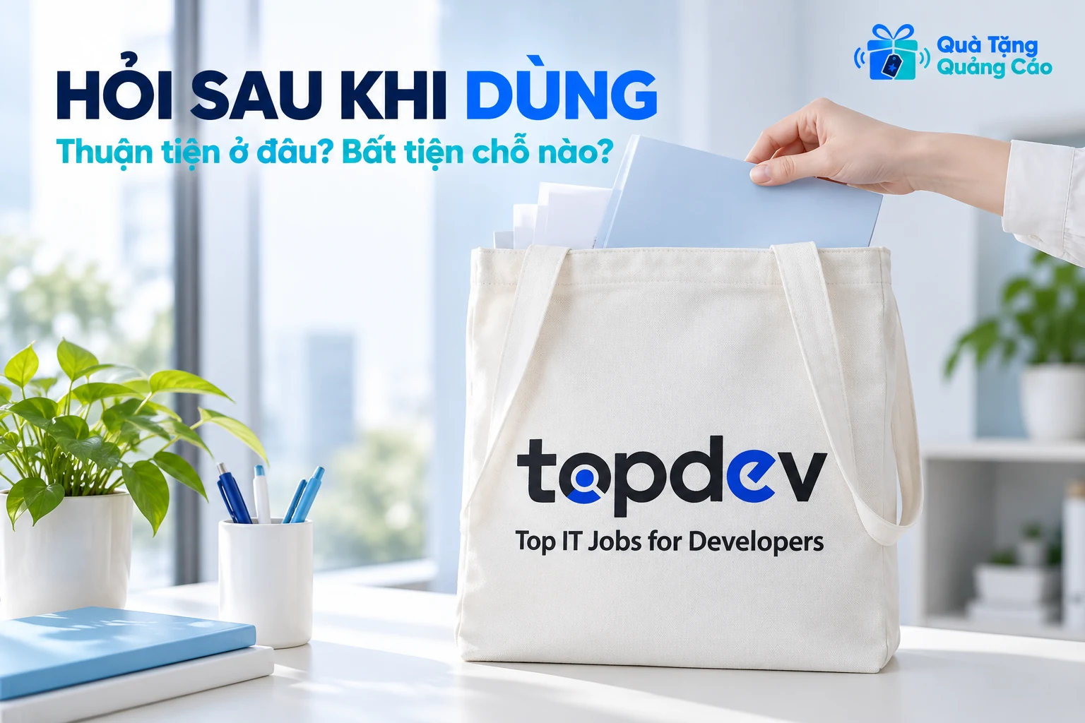 Túi trắng in topdev đặt trên bàn với tài liệu trong cảnh minh họa sử dụng