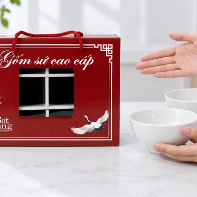 Minh họa hộp carton cửa sổ đặt cạnh bát sứ trắng để trao đổi cách phối