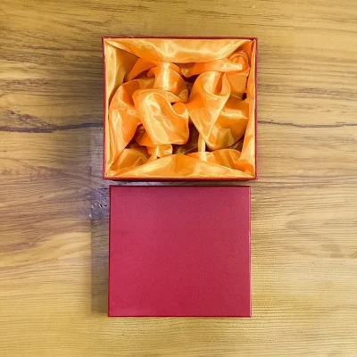 Ảnh tham khảo hộp vuông đỏ mở nắp rời, phần lòng có lớp lót vàng