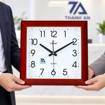 Minh họa trao đồng hồ Kashi HM375 in logo THANH AN