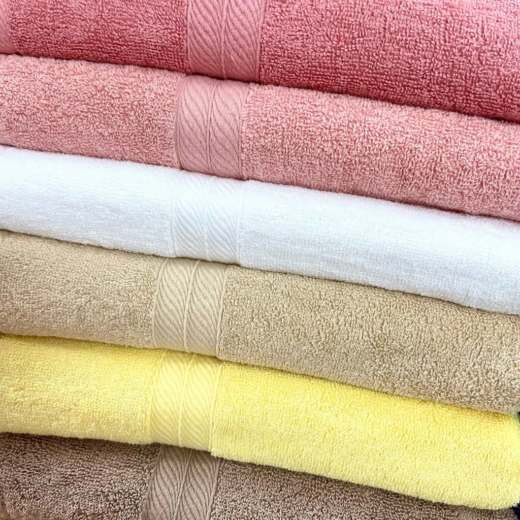 Ảnh tư liệu bề mặt khăn cotton và dải dệt vân chéo ở gần mép