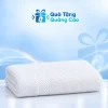 Một khăn cotton trắng gấp gọn trên nền Quà Tặng Quảng Cáo