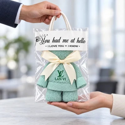 Minh họa hai người trao nhận một túi quà khăn gấp gấu bằng quai và phần đáy túi