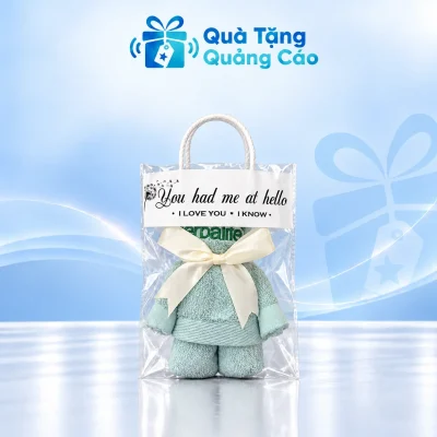 Khăn mặt xanh nhạt gấp gấu trong túi trong suốt trên nền Quà Tặng Quảng Cáo