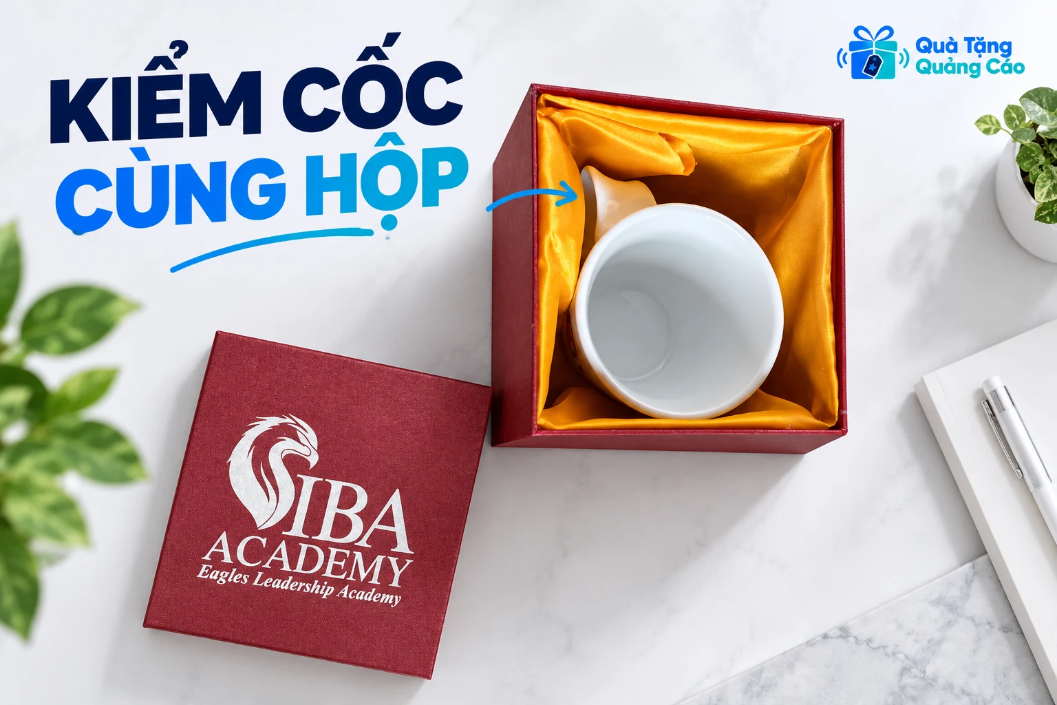 Nhìn từ trên vào cốc trong hộp đỏ có lớp satin cùng nắp hộp rời theo ảnh nguồn