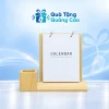 Tổng thể lịch để bàn đế gỗ sáng màu, hai khoen treo và ống bút vuông