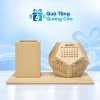 Phối cảnh lịch gỗ 12 mặt2027 kèm ống bút và đế gỗ