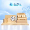 Lịch gỗ hai khối số, đồng hồ và lỗ cắm bút trên nền Quà Tặng Quảng Cáo