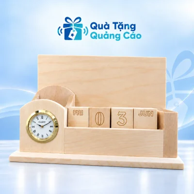 Lịch gỗ L02 bốn khối kèm đồng hồ trên nền Quà Tặng Quảng Cáo