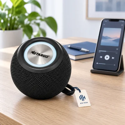 Minh họa Boom Lite đen cùng thẻ AN HOA cạnh điện thoại và sổ trên bàn