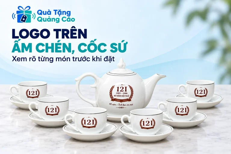 Bộ ấm trắng và sáu chén đĩa mang hình in kỷ niệm trên nền sáng