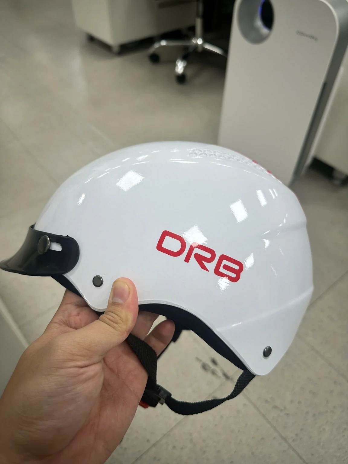 Mũ trắng có chữ đỏ DRB ở mặt bên trong ảnh nguồn