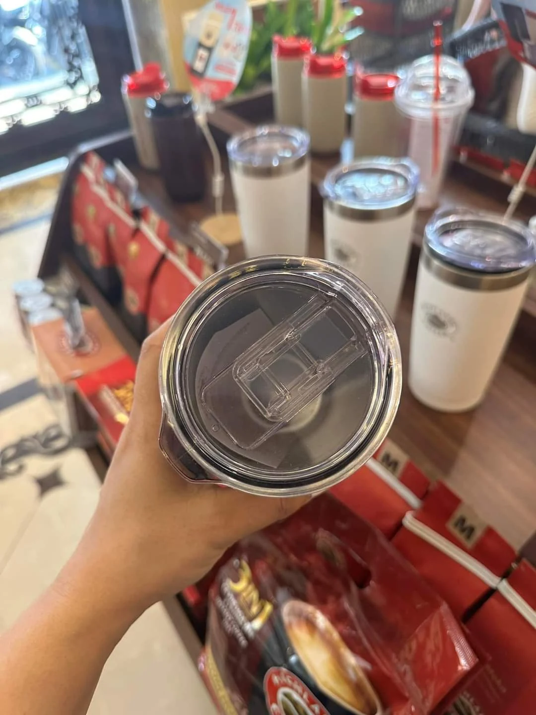 Mặt trên nắp trong có phần đóng mở của cốc có quai