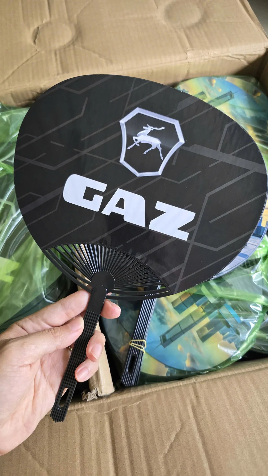Quạt cầm tay đen mang nhận diện GAZ trong ảnh nguồn