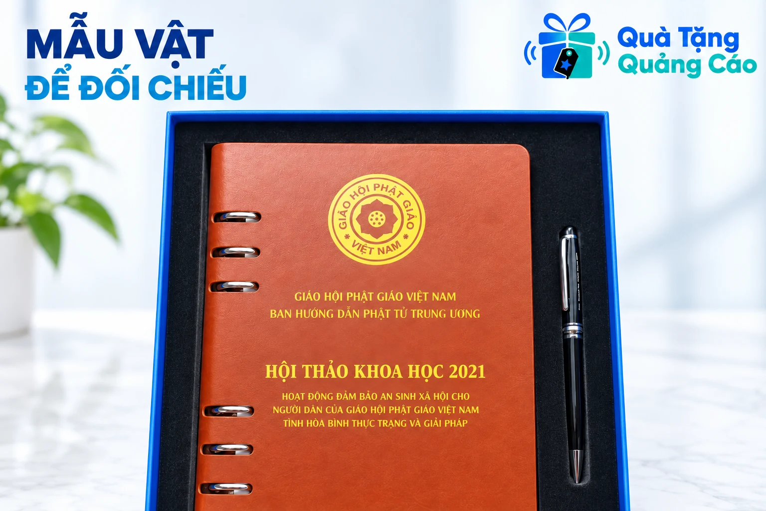 Cận mẫu sổ nâu sáu vòng cùng bút trong hộp xanh theo ảnh nguồn