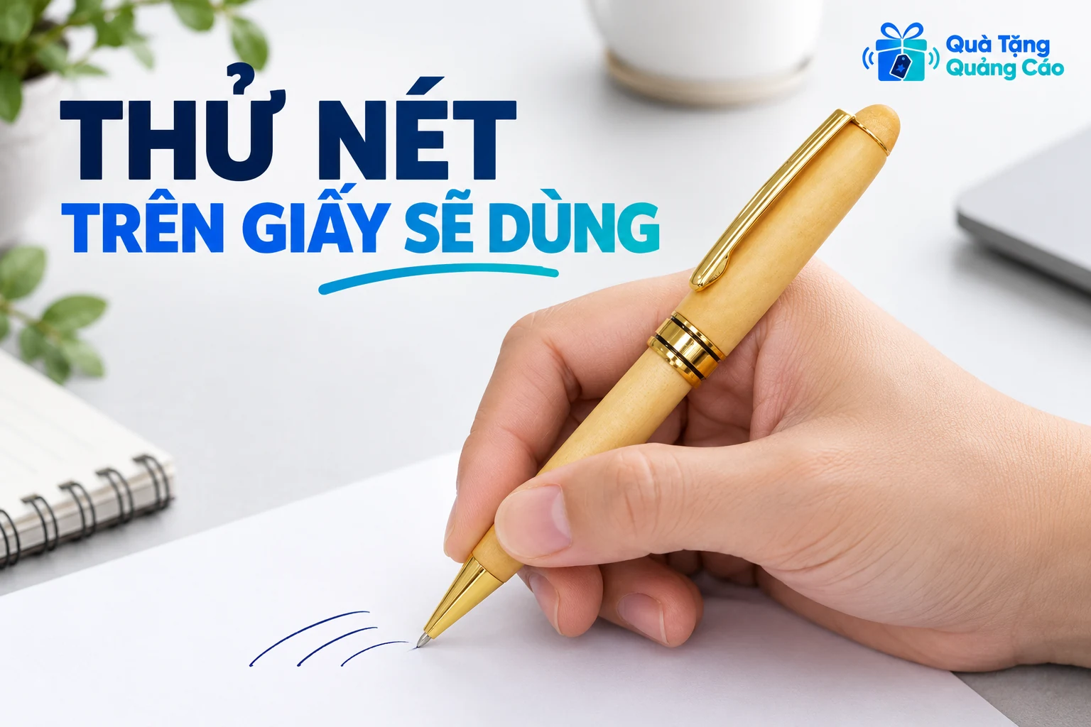 Tay cầm bút màu gỗ có ngòi lộ sẵn trên giấy để minh họa thao tác thử viết
