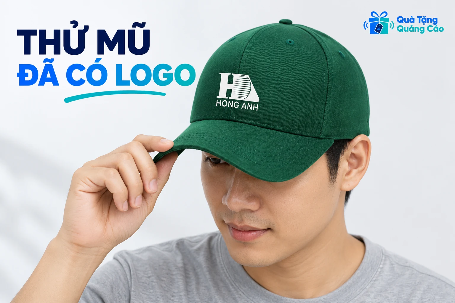 Người lớn đội thử mũ xanh HONG ANH và chạm nhẹ vành mũ