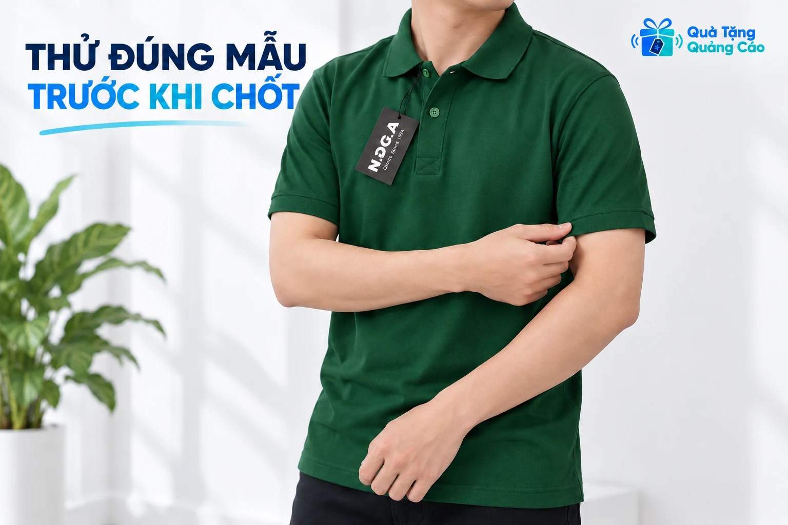 Người lớn mặc thử áo polo xanh để minh họa quan sát vai và cử động
