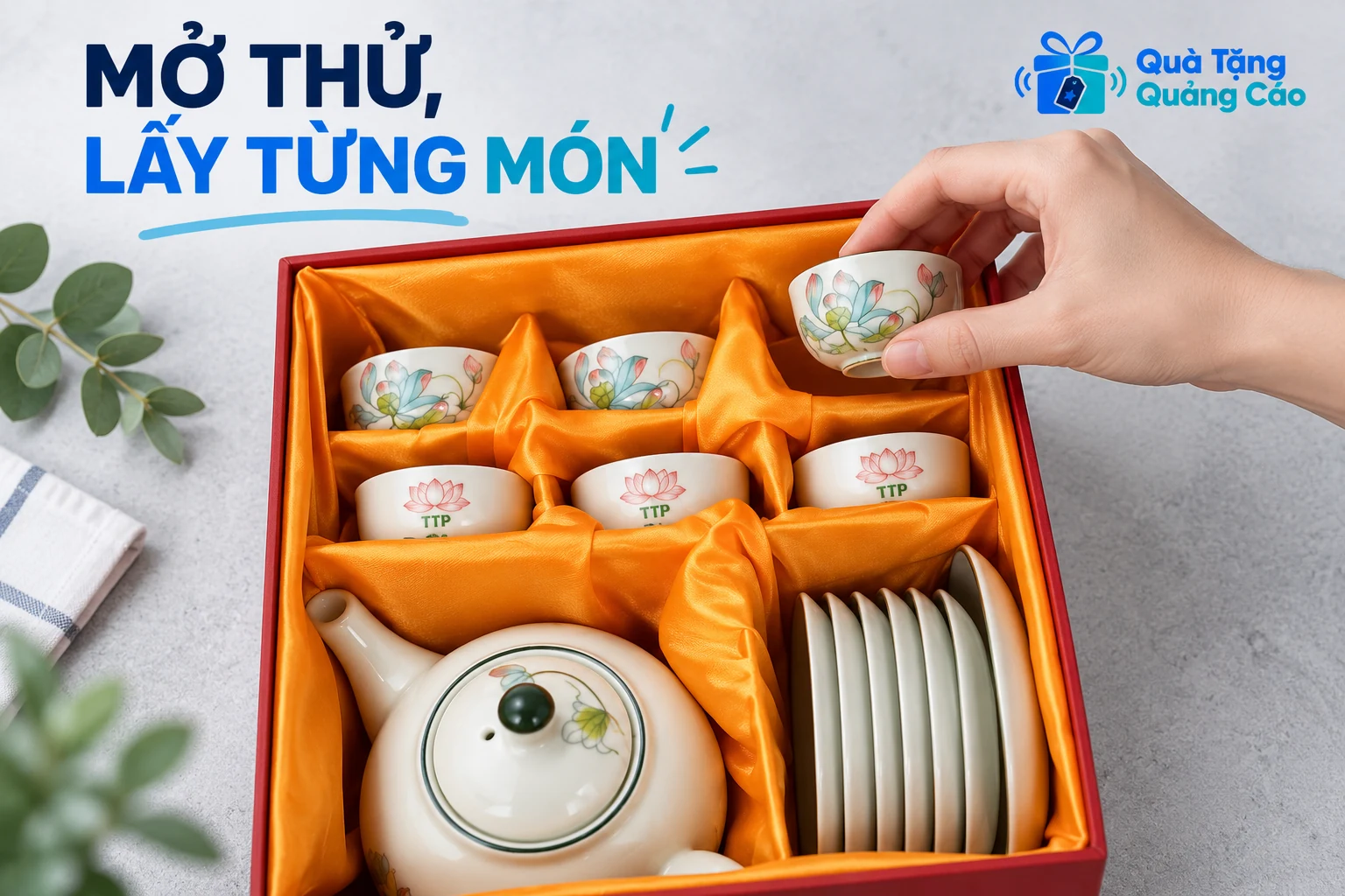 Mở hộp ấm chén và thử nhấc cốc bằng thân từ ngăn lót
