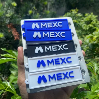Các mẫu cao su bản dài màu xanh đen trắng có chữ nổi đặt trên khay khuôn