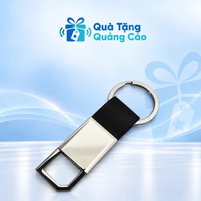 Móc khóa khoen tròn phối đen và bản kim loại chữ nhật trên nền Quà Tặng Quảng Cáo