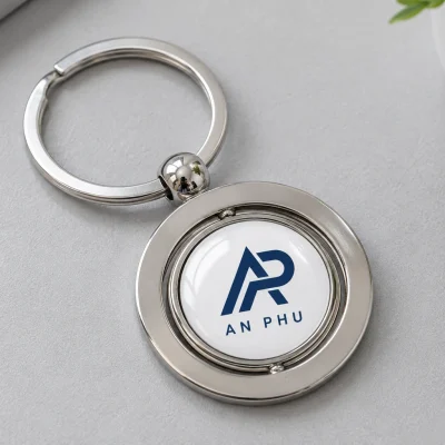 Mô phỏng logo AP AN PHU phủ bóng trên móc khóa tròn