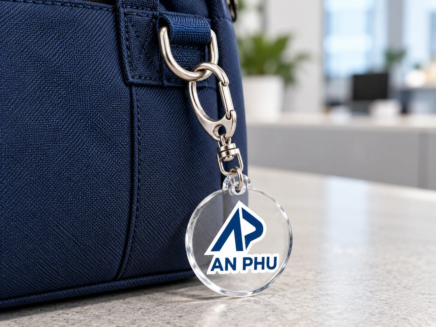 Minh họa móc khóa mica gắn vào vòng phụ kiện của túi Minh họa móc khóa mica gắn vào vòng phụ kiện của túi