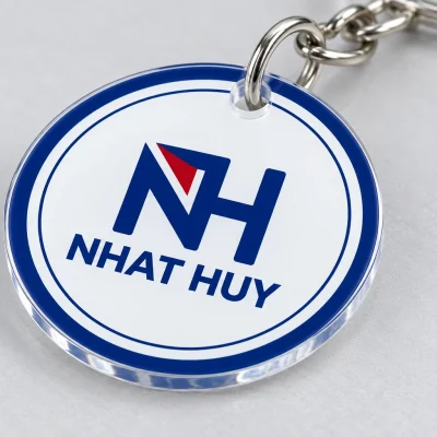 Cận cảnh mặt mica hình tròn có nhận diện NH NHAT HUY và viền trong quanh mép cắt