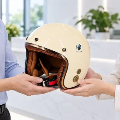 Minh họa trao mũ 3/4 kem viền đồng làm quà