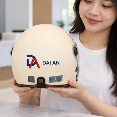 Minh họa nhận diện DA DAI AN màu đỏ và xanh trên mặt sau mũ bảo hiểm màu kem